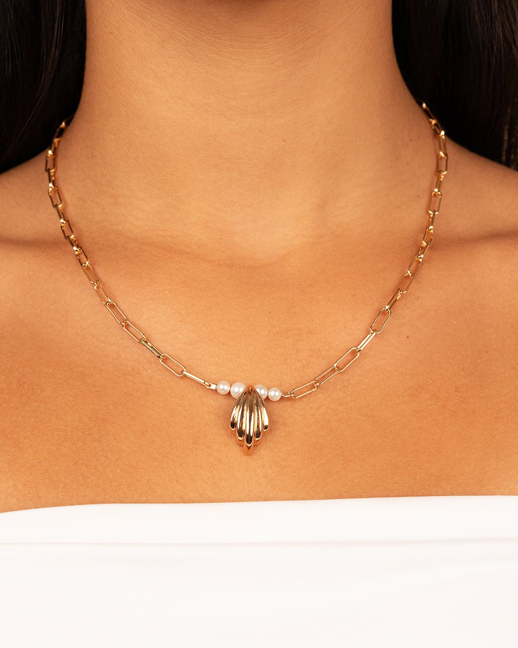 Chérie Pearl Shell Pendant Necklace